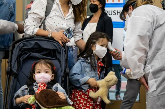 NEW YORK CITY, Seorang anak perempuan diperiksa suhu tubuhnya di sebuah lokasi vaksinasi COVID-19 di Times Square, New York, Amerika Serikat (AS), pada 22 Juni 2022. AS memulai vaksinasi COVID-19 untuk anak-anak mulai usia enam bulan ke atas. (Xinhua/Michael Nagle)