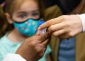 NEW YORK CITY, Seorang tenaga kesehatan menyiapkan satu vial vaksin COVID-19 di sebuah lokasi vaksinasi di Times Square, New York, Amerika Serikat (AS), pada 22 Juni 2022. AS memulai vaksinasi COVID-19 untuk anak-anak mulai usia enam bulan ke atas. (Xinhua/Michael Nagle)