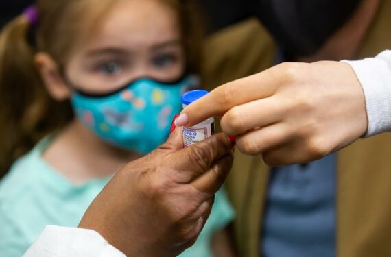 NEW YORK CITY, Seorang tenaga kesehatan menyiapkan satu vial vaksin COVID-19 di sebuah lokasi vaksinasi di Times Square, New York, Amerika Serikat (AS), pada 22 Juni 2022. AS memulai vaksinasi COVID-19 untuk anak-anak mulai usia enam bulan ke atas. (Xinhua/Michael Nagle)
