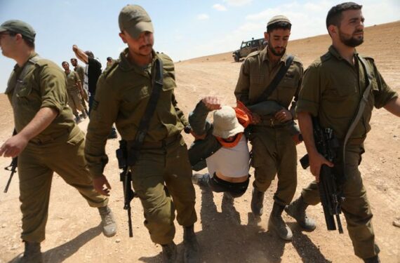 HEBRON, Tentara Israel menahan seorang pengunjuk rasa dalam bentrokan menyusul protes terhadap latihan militer Israel di Masafer Yatta, Kota Hebron bagian selatan, Tepi Barat, pada 22 Juni 2022. (Xinhua/Mamoun Wazwaz)