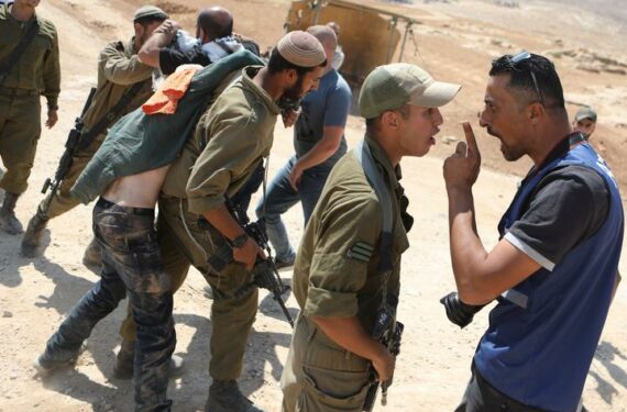 HEBRON, Warga Palestina dan aktivis internasional terlibat bentrok dengan tentara Israel menyusul protes terhadap latihan militer Israel di Masafer Yatta, Kota Hebron bagian selatan, Tepi Barat, pada 22 Juni 2022. (Xinhua/Mamoun Wazwaz)
