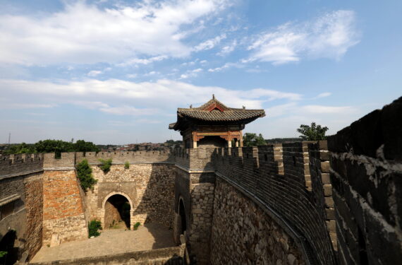 SHIJIAZHUANG, Foto yang diabadikan pada 21 Juni 2022 ini menunjukkan satu gerbang kota di sebuah kota kuno yang berlokasi di Tianchang di wilayah Jingxing, Provinsi Hebei, China utara. Situs-situs bersejarah telah direnovasi dan infrastruktur telah diperbaiki di kota kuno tersebut demi melestarikan warisan budaya dengan lebih baik dan menarik lebih banyak wisatawan. (Xinhua/Luo Xuefeng)