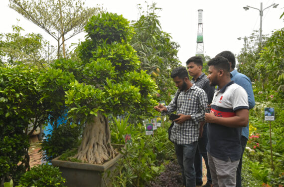 DHAKA, Orang-orang melihat-lihat pohon hasil seni memangkas tanaman (topiary plant) yang dipamerkan dalam Pameran Pohon Nasional di Dhaka, Bangladesh, pada 20 Juni 2022. Memamerkan beragam tanaman topiary, acara tersebut menyuguhkan pemandangan yang menawan bagi kalangan pencinta alam. Pameran ini dibuka pada 5 Juni di sebuah area di samping gedung Bangabandhu International Conference Center (BICC), yang juga dikenal sebagai Pusat Konferensi Persahabatan Bangladesh-China. (Xinhua)