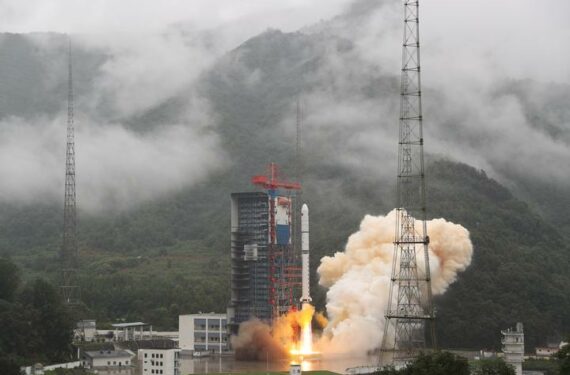XICHANG, Sebuah roket pengangkut Long March-2D yang mengangkut tiga satelit pengindraan jauh baru meluncur dari Pusat Peluncuran Satelit Xichang di Provinsi Sichuan, China barat daya, pada 23 Juni 2022. Satelit-satelit tersebut diluncurkan sebagai batch kedua dari keluarga Yaogan-35 pada pukul 10.22 Waktu Beijing atau pukul 09.22 WIB dan berhasil memasuki orbit yang telah ditentukan. Satelit-satelit itu terutama akan digunakan untuk melakukan eksperimen sains, survei sumber daya lahan, estimasi hasil produk pertanian, serta pencegahan dan pengurangan bencana. (Xinhua/Qiu Lijun)