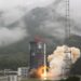 XICHANG, Sebuah roket pengangkut Long March-2D yang mengangkut tiga satelit pengindraan jauh baru meluncur dari Pusat Peluncuran Satelit Xichang di Provinsi Sichuan, China barat daya, pada 23 Juni 2022. Satelit-satelit tersebut diluncurkan sebagai batch kedua dari keluarga Yaogan-35 pada pukul 10.22 Waktu Beijing atau pukul 09.22 WIB dan berhasil memasuki orbit yang telah ditentukan. Satelit-satelit itu terutama akan digunakan untuk melakukan eksperimen sains, survei sumber daya lahan, estimasi hasil produk pertanian, serta pencegahan dan pengurangan bencana. (Xinhua/Qiu Lijun)
