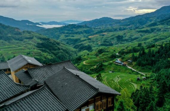 RONGJIANG, Foto dari udara yang diabadikan pada 23 Juni 2022 ini memperlihatkan pemandangan sawah terasering di Desa Jiayi, wilayah Rongjiang, Provinsi Guizhou, China barat daya. (Xinhua/Ou Dongqu)