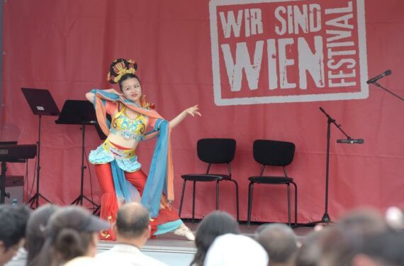 WINA, Seorang penari menampilkan tarian tradisional China dalam acara "Austria meets China" dalam WIR SIND WIEN.FESTIVAL 2022 di Wina, Austria, pada 22 Juni 2022. Acara "Austria meets China" digelar dalam WIR SIND WIEN.FESTIVAL 2022 pada Rabu (22/6). (Xinhua/Guo Chen)