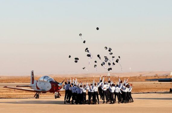 PANGKALAN UDARA HATZERIM, Para kadet melemparkan topi mereka dalam upacara kelulusan Angkatan Udara Israel (Israeli Air Force/IAF) di Pangkalan Udara Hatzerim di dekat Be'er Sheva, Israel, pada 23 Juni 2022. (Xinhua/JINI/Ilan Assayag)