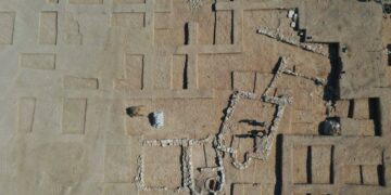 RAHAT, Foto dari udara yang diabadikan pada 23 Juni 2022 ini menunjukkan pemandangan reruntuhan masjid yang baru ditemukan di sebelah selatan kota suku Badui, Rahat, di gurun Negev, Israel. Para arkeolog Israel menemukan sebuah masjid pedesaan langka yang berasal lebih dari 1.200 tahun silam dan sebuah bangunan mewah, kata Otoritas Kepurbakalaan Israel (Israel Antiquities Authority/IAA) pada Rabu (22/6). (Xinhua/Gil Cohen Magen)