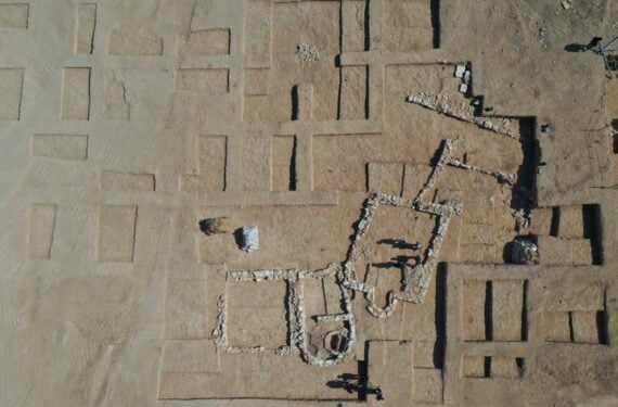 RAHAT, Foto dari udara yang diabadikan pada 23 Juni 2022 ini menunjukkan pemandangan reruntuhan masjid yang baru ditemukan di sebelah selatan kota suku Badui, Rahat, di gurun Negev, Israel. Para arkeolog Israel menemukan sebuah masjid pedesaan langka yang berasal lebih dari 1.200 tahun silam dan sebuah bangunan mewah, kata Otoritas Kepurbakalaan Israel (Israel Antiquities Authority/IAA) pada Rabu (22/6). (Xinhua/Gil Cohen Magen)