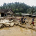 BOGOR, Orang-orang mengevakuasi barang-barang dari rumah mereka yang rusak usai banjir yang dipicu oleh hujan lebat menerjang wilayah Cisarua di Kabupaten Bogor, Provinsi Jawa Barat, pada 23 Juni 2022. (Xinhua/Sandika Fadilah)