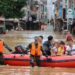 YONGZHOU, Tim penyelamat mengevakuasi warga yang terjebak banjir di Tuojiang, Wilayah Otonom Etnis Yao Jianghua, Yongzhou, Provinsi Hunan, China tengah. (Xinhua/Jiang Linfeng)