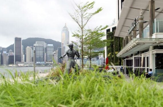 HONG KONG, Foto yang diabadikan pada 21 Juni 2022 ini menunjukkan sebuah patung bintang film seni bela diri Bruce Lee di tepi Pelabuhan Victoria di Hong Kong, China selatan. Tahun ini menandai peringatan 25 tahun kembalinya Hong Kong ke pangkuan China. (Xinhua/Li Gang)