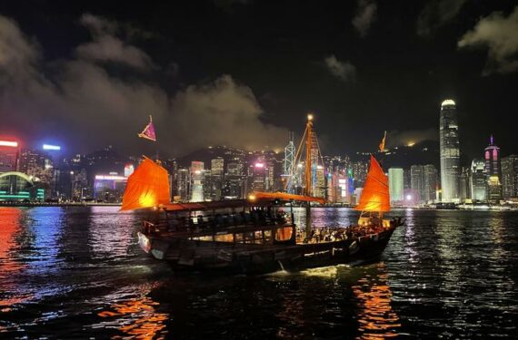 HONG KONG, Foto yang diabadikan pada 23 April 2022 ini menunjukkan pemandangan malam di Pelabuhan Victoria di Hong Kong, China selatan. Tahun ini menandai peringatan 25 tahun kembalinya Hong Kong ke pangkuan China. (Xinhua/Li Gang)