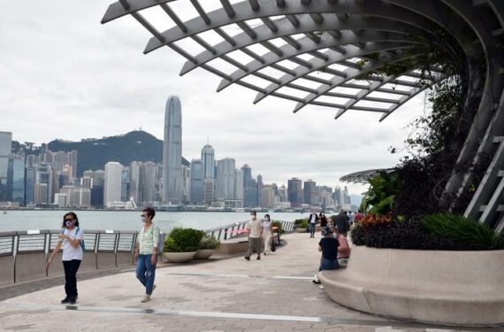 HONG KONG, Orang-orang mengunjungi Avenue of Stars di tepi Pelabuhan Victoria di Hong Kong, China selatan, pada 18 Mei 2022. Tahun ini menandai peringatan 25 tahun kembalinya Hong Kong ke pangkuan China. (Xinhua/Lo Ping Fai)