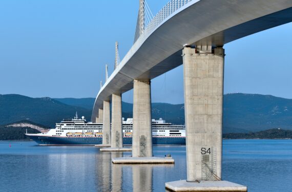 KOMARNA, Sebuah kapal pesiar bernama Bolette melintas di bawah Jembatan Peljesac dekat Komarna, Kroasia, pada 23 Juni 2022. (Xinhua/PIXSELL/Matko Begovic)