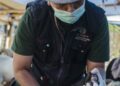 BANDUNG, Seorang staf Pusat Kesehatan Hewan memeriksa kondisi mulut seekor kambing sebagai langkah untuk mengatasi kemunculan kembali penyakit mulut dan kuku (PMK) di Bandung, Provinsi Jawa Barat, pada 24 Juni 2022. (Xinhua/Septianjar)
