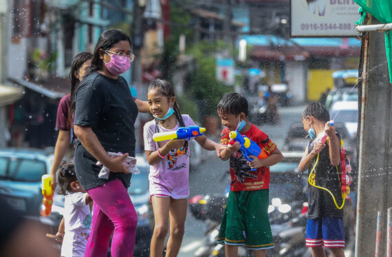 SAN JUAN CITY, Anak-anak bermain dengan pistol air mainan dalam acara tahunan Festival Wattah-Wattah di San Juan City, Filipina, pada 24 Juni 2022. Festival Wattah-Wattah dirayakan dengan kegiatan menari di jalanan yang penuh semangat dan riuh, basaan (menyiram air), parade, dan konser oleh para artis setempat. (Xinhua/Rouelle Umali)