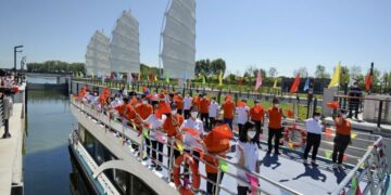 BEIJING, Sebuah kapal pesiar melintas di Kanal Besar Beijing-Hangzhou bagian sisi Beijing pada 24 Juni 2022. Bagian Beijing-Hebei di bentangan utara Kanal Besar Beijing-Hangzhou dibuka untuk pelayaran pariwisata pada Jumat (24/6), memberikan pengunjung kesempatan untuk menikmati pemandangan ibu kota China tersebut dan provinsi tetangganya, Hebei, dari sepanjang kanal. (Xinhua/Li Xin)