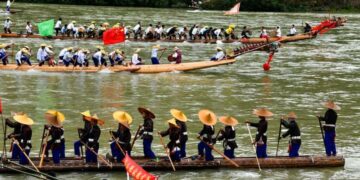 TAIJIANG, Orang-orang dari kelompok etnis Miao ambil bagian dalam gelaran festival perahu naga kano di Shidong di wilayah Taijiang, Provinsi Guizhou, China barat daya, pada 23 Juni 2022. Festival perahu naga kano tahunan kelompok etnis Miao diadakan di Taijiang pada Kamis (23/6). (Xinhua/Yang Wenbin)