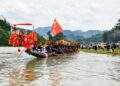 TAIJIANG, Orang-orang dari kelompok etnis Miao ambil bagian dalam gelaran festival perahu naga kano di Shidong di wilayah Taijiang, Provinsi Guizhou, China barat daya, pada 23 Juni 2022. Festival perahu naga kano tahunan kelompok etnis Miao diadakan di Taijiang pada Kamis (23/6). (Xinhua/Yang Wenbin)