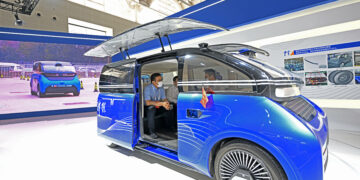 TIANJIN, Para peserta menjajal sebuah mobil tenaga surya dalam pameran World Intelligence Congress ke-6 di Tianjin, China utara, pada 24 Juni 2022. (Xinhua/Zhao Zishuo)