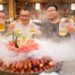 QIANJIANG, Sejumlah orang mencicipi lobster di sebuah restoran di Qianjiang, Provinsi Hubei, China tengah, pada 24 Juni 2022. Industri terkait lobster di Qianjiang membentuk rantai industri yang lengkap, termasuk pembiakan, pemrosesan dan ekspor, katering, dan perdagangan elektronik (e-commerce). (Xinhua/Wu Zhizun)