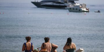 GOZO, Sejumlah orang menikmati musim panas mereka di Pantai Ramla di Pulau Gozo, Malta, pada 25 Juni 2022. (Xinhua/Jonathan Borg)