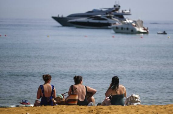 GOZO, Sejumlah orang menikmati musim panas mereka di Pantai Ramla di Pulau Gozo, Malta, pada 25 Juni 2022. (Xinhua/Jonathan Borg)