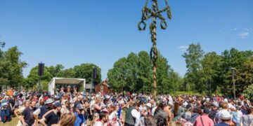 STOCKHOLM, Orang-orang merayakan Festival Pertengahan Musim Panas (Midsummer) di Stockholm, Swedia, pada 25 Juni 2022. (Xinhua/Wei Xuechao)