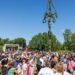 STOCKHOLM, Orang-orang merayakan Festival Pertengahan Musim Panas (Midsummer) di Stockholm, Swedia, pada 25 Juni 2022. (Xinhua/Wei Xuechao)