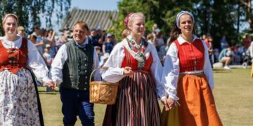 STOCKHOLM, Sejumlah orang berkostum tradisional merayakan Festival Pertengahan Musim Panas (Midsummer) di Stockholm, Swedia, pada 25 Juni 2022. (Xinhua/Wei Xuechao)