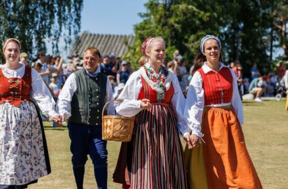 STOCKHOLM, Sejumlah orang berkostum tradisional merayakan Festival Pertengahan Musim Panas (Midsummer) di Stockholm, Swedia, pada 25 Juni 2022. (Xinhua/Wei Xuechao)