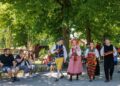 STOCKHOLM, Sejumlah orang berkostum tradisional terlihat di sebuah taman selama Festival Pertengahan Musim Panas (Midsummer) di Stockholm, Swedia, pada 25 Juni 2022. (Xinhua/Wei Xuechao)