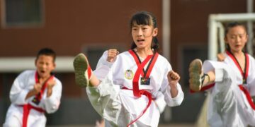 BAOTOU, Sejumlah siswa belajar taekwondo dalam kegiatan ekstrakurikuler di sebuah sekolah dasar (SD) di Baotou, Daerah Otonom Mongolia Dalam, China utara, pada 24 Juni 2022. Sekolah-sekolah di Baotou mengadakan beragam kegiatan ekstrakurikuler untuk memperkaya waktu sekolah siswa. (Xinhua/Peng Yuan)