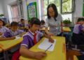 BAOTOU, Sejumlah siswa belajar kaligrafi dalam kegiatan ekstrakurikuler di sebuah sekolah dasar (SD) di Baotou, Daerah Otonom Mongolia Dalam, China utara, pada 24 Juni 2022. Sekolah-sekolah di Baotou mengadakan beragam kegiatan ekstrakurikuler untuk memperkaya waktu sekolah siswa. (Xinhua/Peng Yuan)