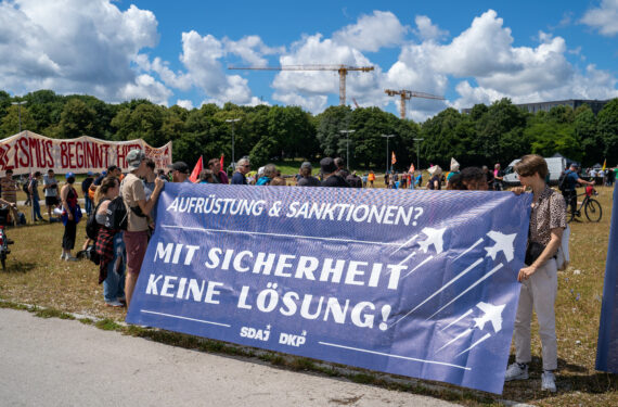 MUNICH, Sejumlah orang mengikuti aksi unjuk rasa di Munich, Jerman, pada 25 Juni 2022 untuk memprotes Konferensi Tingkat Tinggi (KTT) Kelompok Tujuh (Group of Seven/G7) yang akan diselenggarakan di Bavaria. (Xinhua/Ren Ke)