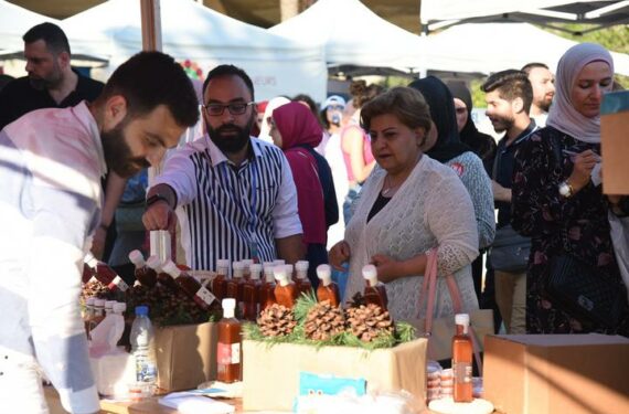 TRIPOLI, Sejumlah orang mencicipi makanan di "Pasar Gourmet" di Tripoli, Lebanon, pada 25 Juni 2022. Sebuah pameran makanan bertajuk "Pasar Gourmet" digelar di Tripoli pada Sabtu (25/6). (Xinhua/Khaled Habashiti)