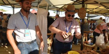 TRIPOLI, Seorang pria memamerkan madu di "Pasar Gourmet" di Tripoli, Lebanon, pada 25 Juni 2022. Sebuah pameran makanan bertajuk "Pasar Gourmet" digelar di Tripoli pada Sabtu (25/6). (Xinhua/Khaled Habashiti)