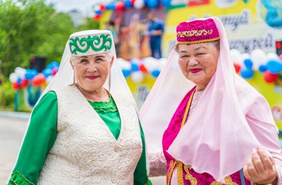 VLADIVOSTOK, Sejumlah wanita yang mengenakan kostum tradisional berpartisipasi dalam festival Sabantui di Vladivostok, Rusia, pada 25 Juni 2022. Sabantui adalah festival musim panas yang dirayakan oleh etnis minoritas Bashkir dan Tatar di Rusia. (Xinhua/Guo Feizhou)