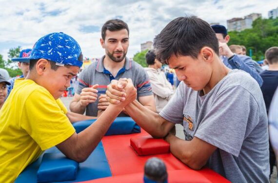 VLADIVOSTOK, Sejumlah orang ambil bagian dalam adu panco saat festival Sabantui di Vladivostok, Rusia, pada 25 Juni 2022. Sabantui adalah festival musim panas yang dirayakan oleh etnis minoritas Bashkir dan Tatar di Rusia. (Xinhua/Guo Feizhou)