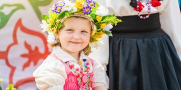 VLADIVOSTOK, Seorang anak perempuan yang mengenakan kostum tradisional berpartisipasi dalam festival Sabantui di Vladivostok, Rusia, pada 25 Juni 2022. Sabantui adalah festival musim panas yang dirayakan oleh etnis minoritas Bashkir dan Tatar di Rusia. (Xinhua/Guo Feizhou)