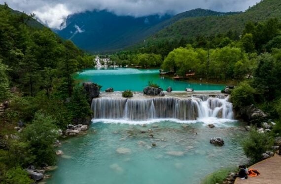 LIJIANG, Sejumlah wisatawan mengunjungi Lembah Bulan Biru di kaki Gunung Salju Yulong di Kota Lijiang, Provinsi Yunnan, China barat daya, pada 26 Juni 2022. (Xinhua/Jiang Wenyao)