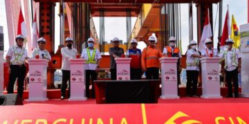 JAKARTA, Para tamu menghadiri upacara penyelesaian pekerjaan pemasangan box girder Casting Yard No.1 Kereta Cepat Jakarta-Bandung (KCJB) di Bekasi, Provinsi Jawa Barat, pada 27 Juni 2022. Casting Yard No.1 KCJB pada Senin (27/6) merampungkan pemasangan 1.018 box girder, meletakkan fondasi yang solid bagi penyelesaian proyek jalur kereta itu pada Juni 2023. (Xinhua/Xu Qin)