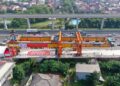 JAKARTA, Foto dari udara yang diabadikan pada 24 Juni 2022 ini menunjukkan lokasi konstruksi untuk pemasangan box girder terakhir Casting Yard No.1 Kereta Cepat Jakarta-Bandung (KCJB) di Bekasi, Provinsi Jawa Barat. Casting Yard No.1 KCJB pada Senin (27/6) merampungkan pemasangan 1.018 box girder, meletakkan fondasi yang solid bagi penyelesaian proyek jalur kereta itu pada Juni 2023. (Xinhua/Xu Qin)