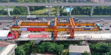 JAKARTA, Foto dari udara yang diabadikan pada 24 Juni 2022 ini menunjukkan lokasi konstruksi untuk pemasangan box girder terakhir Casting Yard No.1 Kereta Cepat Jakarta-Bandung (KCJB) di Bekasi, Provinsi Jawa Barat. Casting Yard No.1 KCJB pada Senin (27/6) merampungkan pemasangan 1.018 box girder, meletakkan fondasi yang solid bagi penyelesaian proyek jalur kereta itu pada Juni 2023. (Xinhua/Xu Qin)