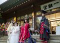 SEOUL, Para penampil dalam balutan pakaian tradisional Korea atau hanbok terlihat di depan sebuah hanok di Samcheonggak di Seoul, Korea Selatan, pada 27 Juni 2022. Samcheonggak, sebuah tempat yang menyuguhkan budaya dan seni tradisional melalui enam bangunan hanok (rumah tradisional Korea) dan paviliun serta lanskapnya yang indah, dibuka kembali pada Senin (27/6) setelah dua tahun renovasi. (Xinhua/Wang Yiliang)