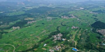 RONGAN, Foto dari udara yang diabadikan pada 27 Juni 2022 ini menunjukkan pemandangan Tantou yang berada di wilayah Rongan, Daerah Otonom Etnis Zhuang Guangxi, China selatan. (Xinhua/Huang Xiaobang)