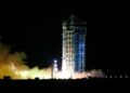 JIUQUAN, Roket pengangkut Long March-4C yang mengangkut satelit Gaofen-12 03 meluncur dari Pusat Peluncuran Satelit Jiuquan di China barat laut pada 27 Juni 2022. China pada Senin (27/6) berhasil meluncurkan sebuah satelit observasi Bumi baru ke luar angkasa dari Pusat Peluncuran Satelit Jiuquan di China barat laut. Satelit itu, Gaofen-12 03, diluncurkan oleh sebuah roket pengangkut Long March-4C pada pukul 23.46 Waktu Beijing atau pukul 22.46 WIB dan berhasil memasuki orbit yang ditentukan. (Xinhua/Wang Jiangbo)