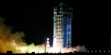JIUQUAN, Roket pengangkut Long March-4C yang mengangkut satelit Gaofen-12 03 meluncur dari Pusat Peluncuran Satelit Jiuquan di China barat laut pada 27 Juni 2022. China pada Senin (27/6) berhasil meluncurkan sebuah satelit observasi Bumi baru ke luar angkasa dari Pusat Peluncuran Satelit Jiuquan di China barat laut. Satelit itu, Gaofen-12 03, diluncurkan oleh sebuah roket pengangkut Long March-4C pada pukul 23.46 Waktu Beijing atau pukul 22.46 WIB dan berhasil memasuki orbit yang ditentukan. (Xinhua/Wang Jiangbo)